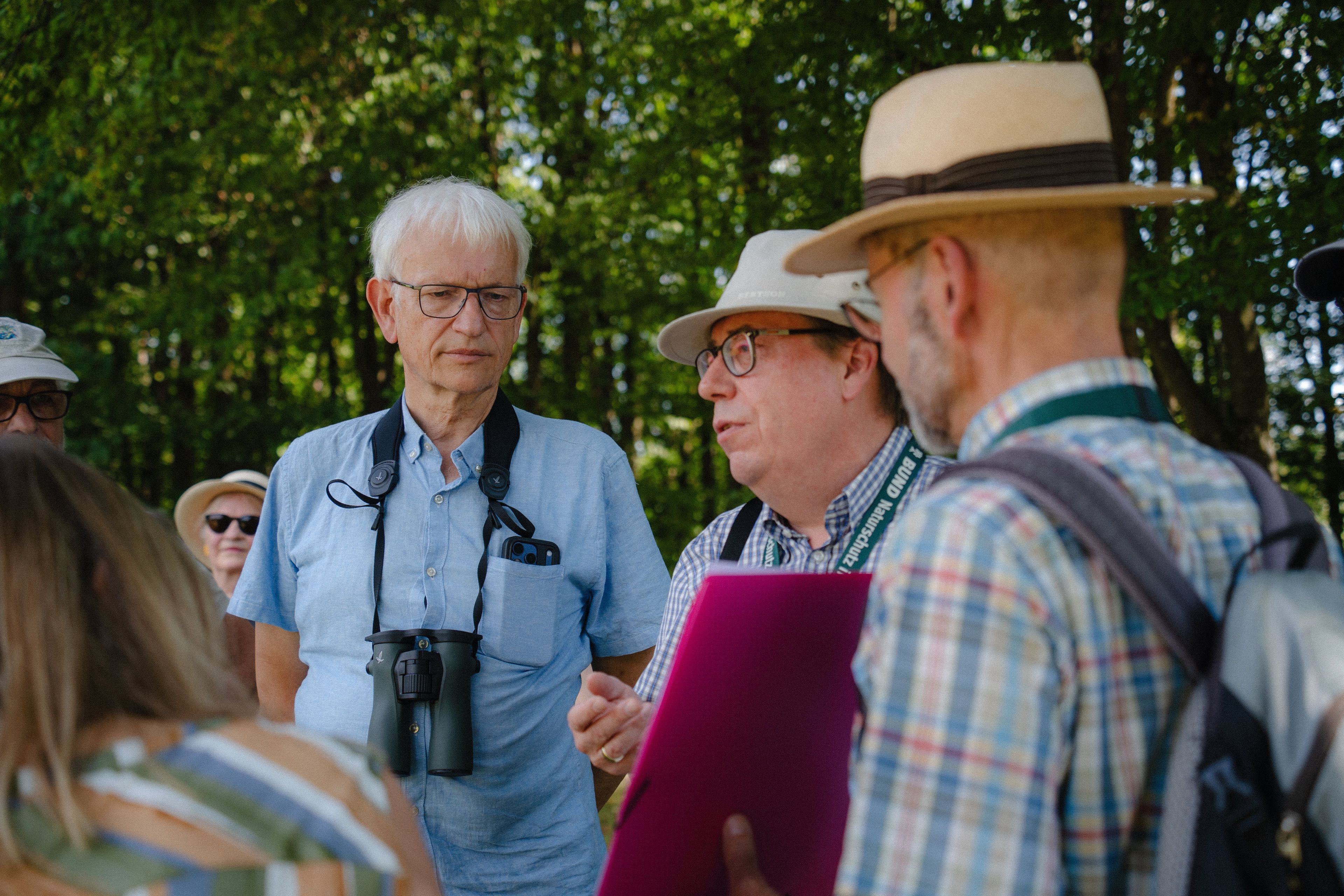 Von links: Jürgen Resch (Deutsche Umwelthilfe) im Gespräch beim Rundgang durch den bedrohten Klinikpark mit Dr. Dietmar Kuhlmann und Dr. Peter Roth (BN-KG Augsburg). Foto: Fisima Tente Fotografie, 29.07.2026