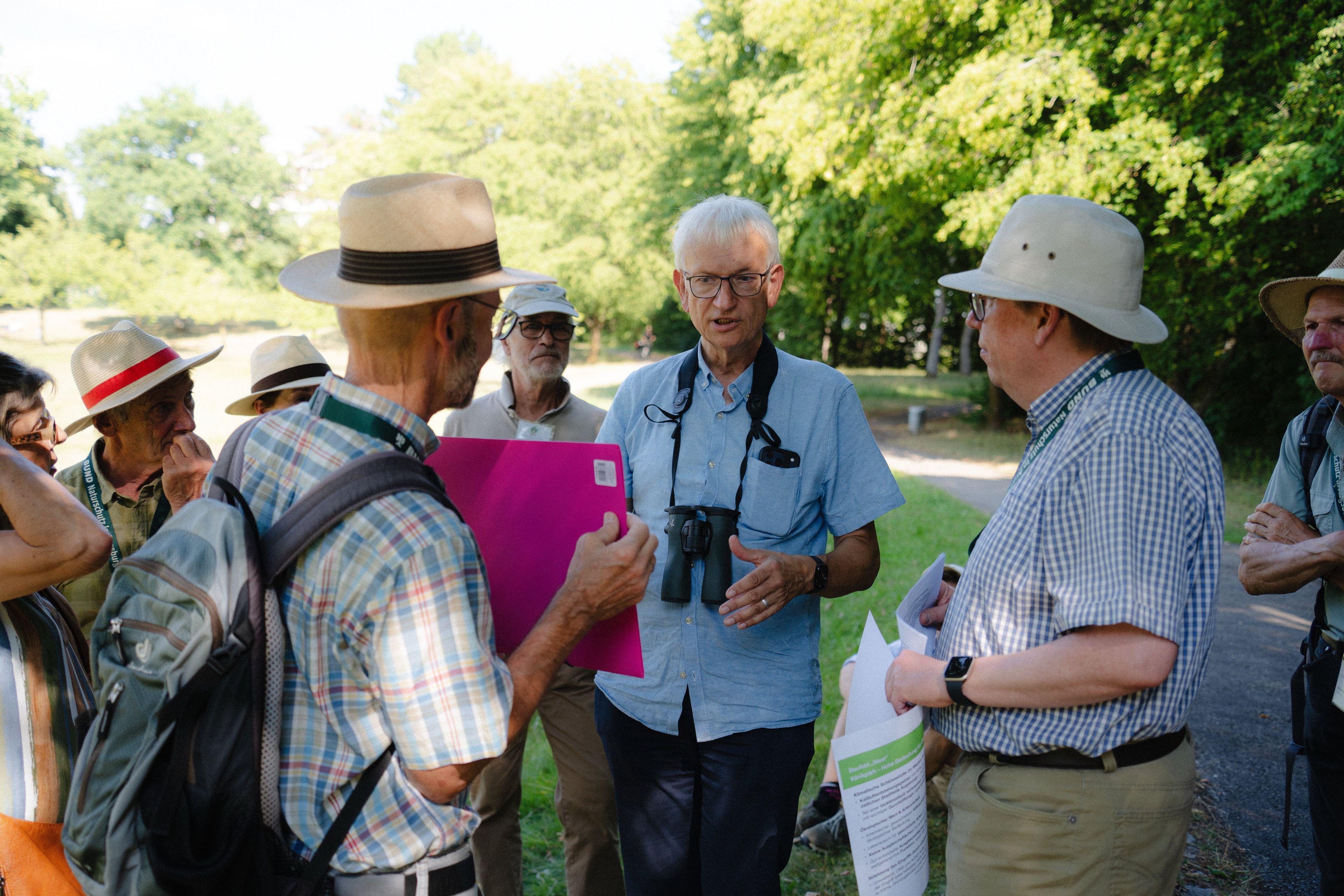 Im Gespräch von links: Dr. Peter Roth, Jürgen Resch (DUH) und Dr. Dietmar Kuhlmann von der BUND Kreisgruppe Augsburg (Foto: Fisima Tente Fotografie, 29.07.2026)