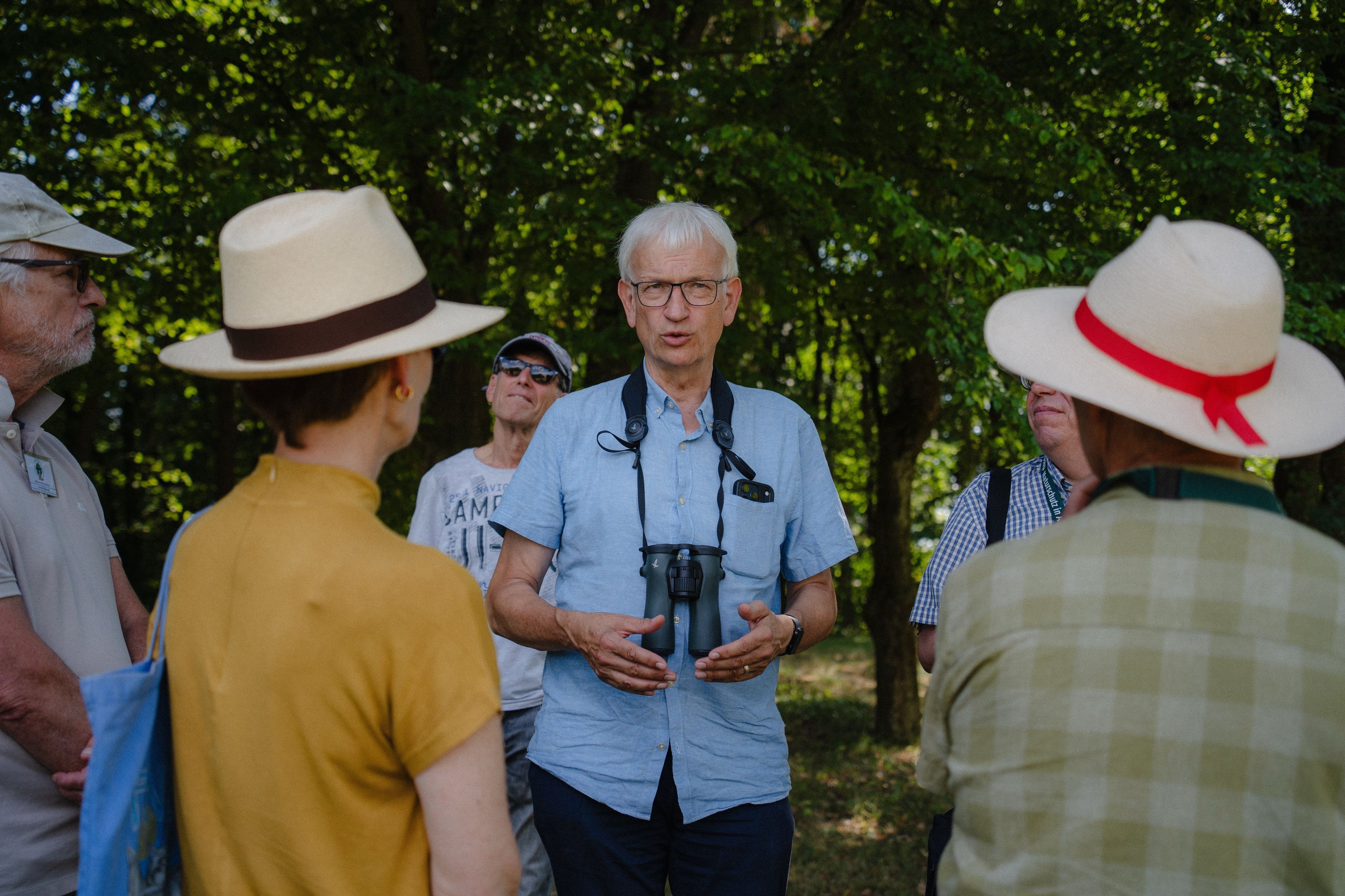Jürgen Resch (Deutsche Umwelthilfe) beim Rundgang durch den bedrohten Klinikpark (Foto: Fisima Tente Fotografie, 29.07.2026)